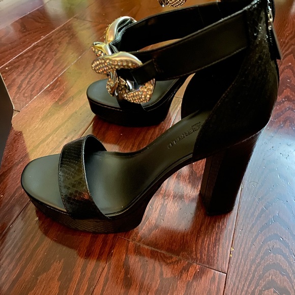 KARL LAGERFELD NEW PARIS
Anisha Textured Embellished
Sandals - Picture 9 of 10